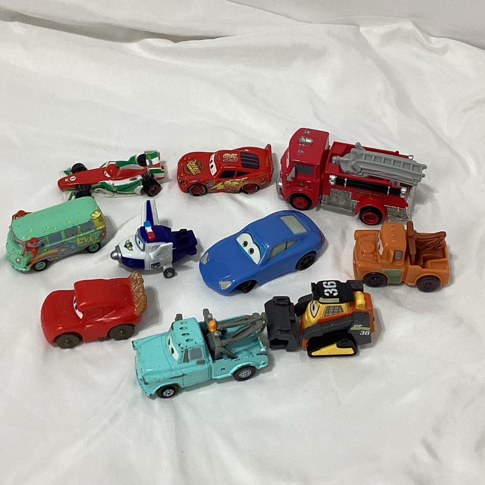 Disney Cars Movie Cars Lot lightning McQueen Mater Fillmore VW Francesco
Lot AA - Picture 3 of 8